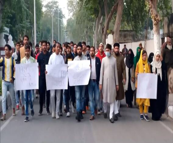 Aligarh मुस्लिम विश्वविद्यालय के छात्रों का प्रदर्शन, सड़कों पर आए और नारे लगाए। 