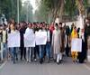Aligarh मुस्लिम विश्वविद्यालय के छात्रों का प्रदर्शन, सड़कों पर आए और नारे लगाए। 