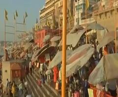 Prayagraj में श्रद्धालुओं पर हुई फूलों की बारिश तो क्या बोले लोग ? 