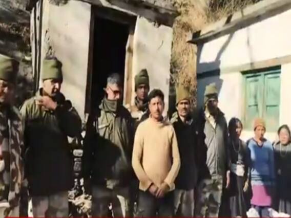 Chamoli Glacier Burst: कई गांवों से संपर्क टूटा, ITBP जवान जरूरतमंदों तक पहुंचा रहे खाना