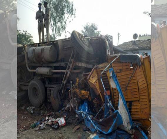 UP: जौनपुर में बोलेरो और ट्रक की टक्कर, 6 लोगों की मौत। @ABPGanga 