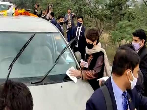 After Accident Of Convoy, Priyanka Gandhi Cleans Wind Screen | काफिले की गाड़ियों के एक्सीडेंट के बाद खुद Priyanka Gandhi ने साफ किया अपनी गाड़ी का शीशा