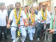 Rajkot: પેટ્રોલ-ડીઝલના ભડકે બળતા ભાવના વિરોધમાં કોગ્રેસના ઉમેદવારોએ કર્યો અનોખો પ્રચાર