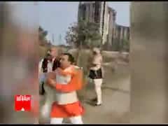 UP: BJPના ટોચના નેતા વ્યક્તિને માર મારતા કેમેરામાં થયા કેદ, પોલીસ મૂકપ્રેક્ષક બની જોતી રહી