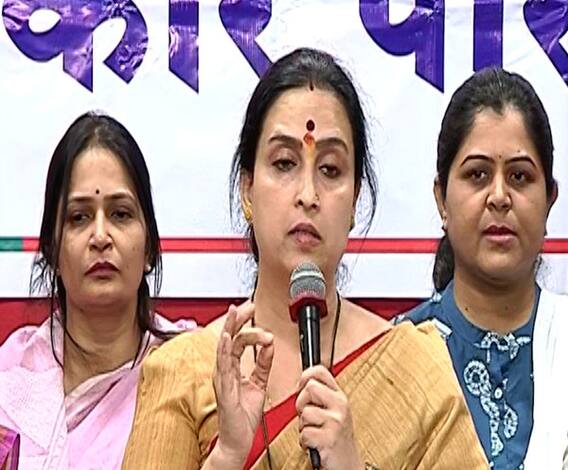 Pooja Chavan Case |ज्या फ्लॅटमधून पडून पूजा चव्हाणचा मृत्यू झाला त्याची चित्रा वाघ यांच्याकडून पाहणी