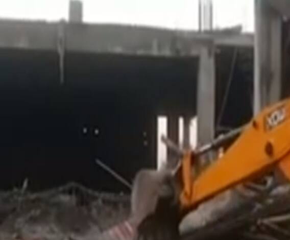 Lucknow में बड़ा हादसा, लॉन की छत गिरी, हादसे में तीन लोग घायल | ABP Ganga 