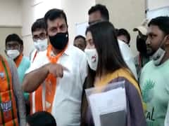 Rajkot: ભાજપના નેતાએ ચપટી વગાડીને રેશ્મા પટેલને કહ્યું, 'એય, તું હાલતી થા.....', જુઓ વીડિયો