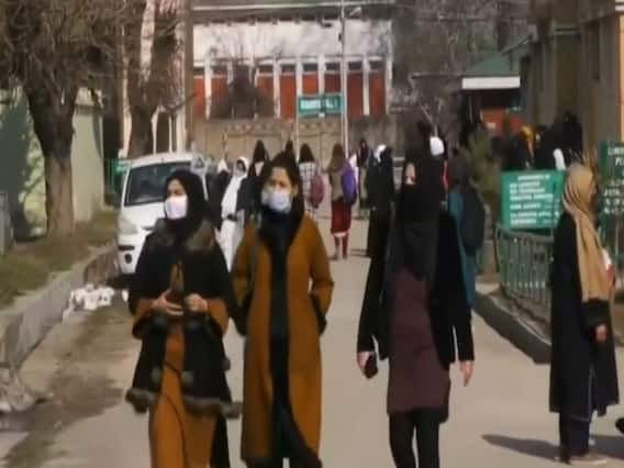 J&K: श्रीनगर में खुले कॉलेज, कोरोना से बचाव के नियमों का रखा जा रहा ध्यान