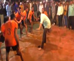 Bacchu Kadu plays Kabaddi | बच्चू कडू कबड्डी मैदानातही अव्वल! अवघ्या 20सेकंदात कबड्डीपटूंना केलं बाद