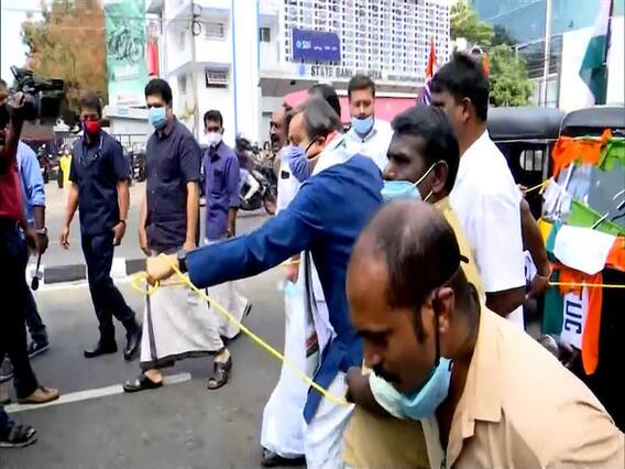 Shashi Tharoor ने रस्सी से ऑटोरिक्शा खींचा तेल की बढ़ती कीमतों के खिलाफ जताया विरोध