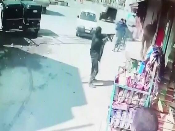 શ્રીનગરમાં પોલીસ પર હુમલો, બે જવાન શહીદ, જુઓ CCTV