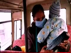 Gorakhpur : एक हाथ में ममता, दूसरे में जिम्मेदारी !...क्या है पूरी कहानी? 