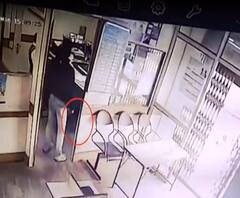 Agra में बैंक लूट की LIVE तस्वीरें, दिनदहाड़े ऐसे बोला धावा और लूट ले गए 8 लाख 