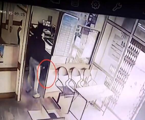 Agra में बैंक लूट की LIVE तस्वीरें, दिनदहाड़े ऐसे बोला धावा और लूट ले गए 8 लाख 