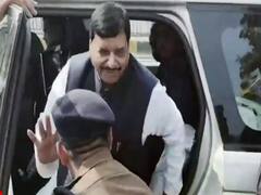 UP: CO ने छूए Shivpal Yadav के पैर, वीडियो हुआ वायरल, CM ऑफिस ने लिया संज्ञान