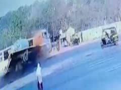 Bharuch:અંકલેશ્વરના ખરોડ ચોકડી પર બસ અને કન્ટેનર વચ્ચે અકસ્માત,બસમાં સવાર તમામનો બચાવ