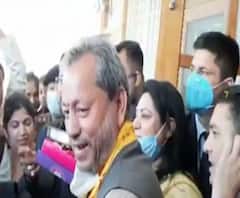 Uttarakhand: CM Tirath Singh Rawat ने छोटे-छोटे बच्चों के साथ मनाया फूलदेई त्योहार | ABP Ganga