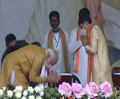 West Bengal Election: रैली के दौरान PM Modi ने क्यों छुए BJP कार्यकर्ता के पैर ? 