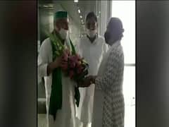 Rakesh Tikait को लेने Kolkata Airport पहुंची TMC सांसद Dola Sen, BJP बोली- टिकैत की खुल गई पोल