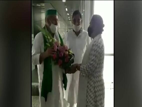 Rakesh Tikait को लेने Kolkata Airport पहुंची TMC सांसद Dola Sen, BJP बोली- टिकैत की खुल गई पोल