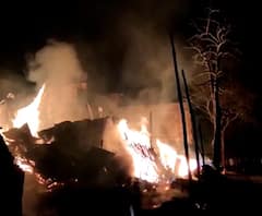 अकोला शहरातील लकडगंज भागात आग, लाकडाची दुकानं, घरं जळून खाक, आगीत तीन सिलेंडरचेही स्फोट