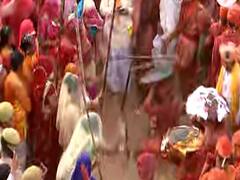 कोरोना का खतरे के बीच होली की धूम, मथुरा में लट्ठमार होली खेली गई, वृंदावन में भी उड़े गुलाल