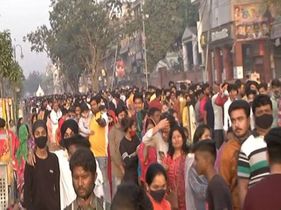 Delhi: गौरी शंकर मंदिर के बाहर श्रद्धालुओं की लंबी कतार