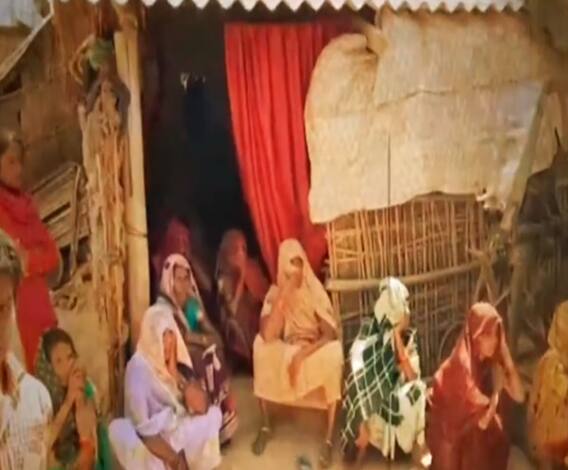 उन्होंने इतना परेशान कर दिया, मां-बेटी ने लगा ली फांसी | Gonda 