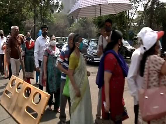 Mumbai: वैक्सीन लगवाने के लिए वैक्सीनेशन सेंटर पर लगी लंबी कतार | Ground Report