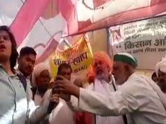 Jhajjar : एक छात्रा के सवाल से डर गए Rakesh Tikait, छीना माइक...देखें Viral Video