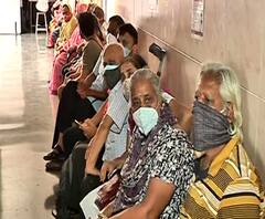 Pune COVID Vaccination | मुंबईत गर्दी तर पुण्यामध्ये नियम पाळून होतंय कोरोनाचं लसीकरण