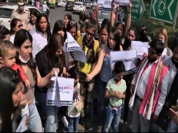 Ripped Jeans पहन महिला कांग्रेस ने कनॉट प्लेस पर Tirath Rawat के खिलाफ किया विरोध प्रदर्शन