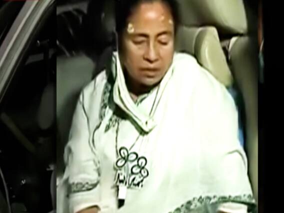 चुनाव आयोग का ममता को जवाब : जब ममता कार के दरवाजे पर खड़ी थीं तो ड्राइवर ने गाड़ी रोकी क्यों नहीं?