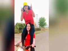 Ghaziabad: दो युवतियों का Bullet पर खतरनाक स्टंट वायरल, पुलिस ने लगाया भारी जुर्माना