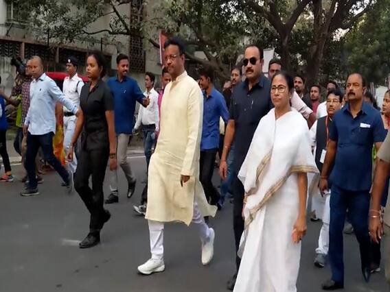 Siliguri Road Show में Mamata ने किया शक्ति प्रदर्शन, मोदी-शाह को महंगाई पर घेरा