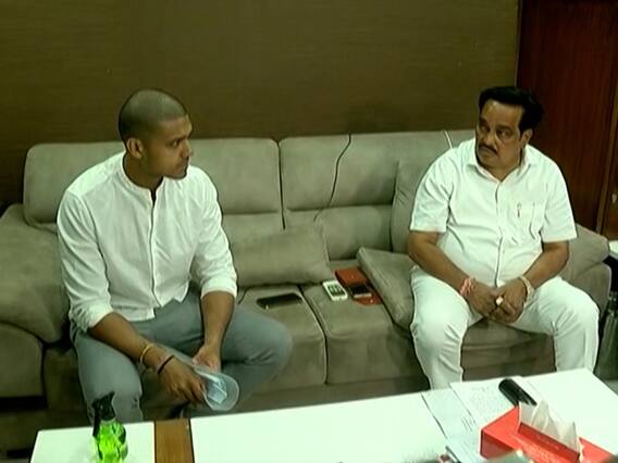 Surat: સ્વ.મોહન ડેલકરના પુત્ર અભિનવ ડેલકરે C.R. પાટીલ સાથે કરી મુલાકાત, જાણો શું કરી માંગ?