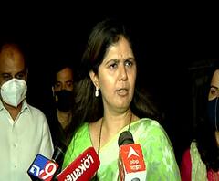 बीड जिल्हा सहकारी बँकेच्या निवडणूक प्रकरण : भाजप नेत्या पंकजा मुंडे यांनी घेतली राज्यपालांची भेट