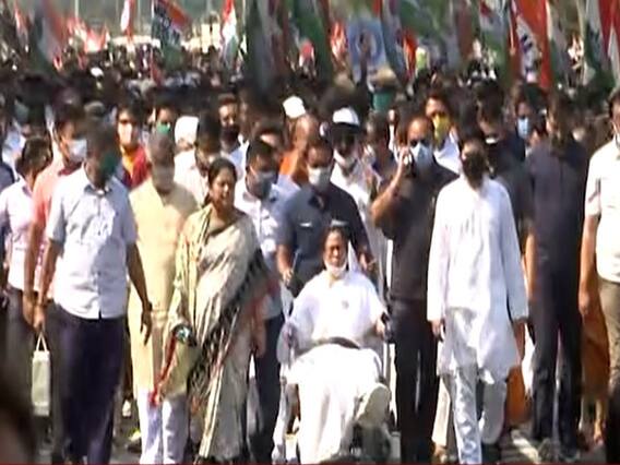  West Bengal: व्हीलचेयर पर बैठकर पदयात्रा में शामिल हुईं Mamata Banerjee