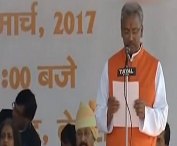 आखिर कहां चूक गए Trivendra Singh Rawat ? | Uttarakhand | Mudde Ki Baat 