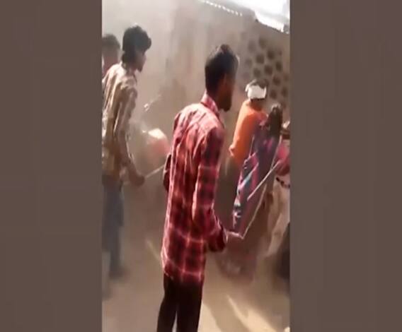 बाइक पर पीछा कर रहा था मनचला, मौका मिला तो युवती ने बीच सड़क पीटा | ABP Ganga 