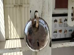 Porbandar: રાણાવાવના મહિરામાં સ્કૂલ મર્જરના વિરોધમાં ગ્રામજનોએ શાળાની કરી તાળાબંધી