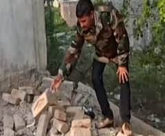 सरहद पर ड्यूटी दे रहा था सूबेदार, पीछे से दबंगों ने ढहा दिया मकान, पुलिस ने भी नहीं सुनी पुकार | Mudde Ki Baat 