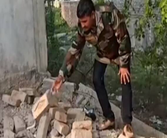 सरहद पर ड्यूटी दे रहा था सूबेदार, पीछे से दबंगों ने ढहा दिया मकान, पुलिस ने भी नहीं सुनी पुकार | Mudde Ki Baat 