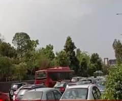 Noida Fly-Over पर लगा दो किमी लंबा जाम, सेक्टर 62 से अट्टा आने वाले परेशान 