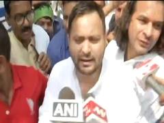 RJD के प्रदर्शन के दौरान कार्यकर्ताओं और पुलिस में झड़प, Tejashwi Yadav को हिरासत में लिया गया