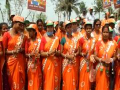 WB Polls 2021 : BJP के चुनाव चिन्ह वाली साड़ी पहन कर Amit Shah के रोड शो में आईं महिलाएं 