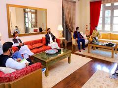 Pakistan: कोरोना पॉजिटिव होने के बाद भी PM Imran Khan ने लोगों को बुलाकर की मीटिंग, हो रही फजीहत