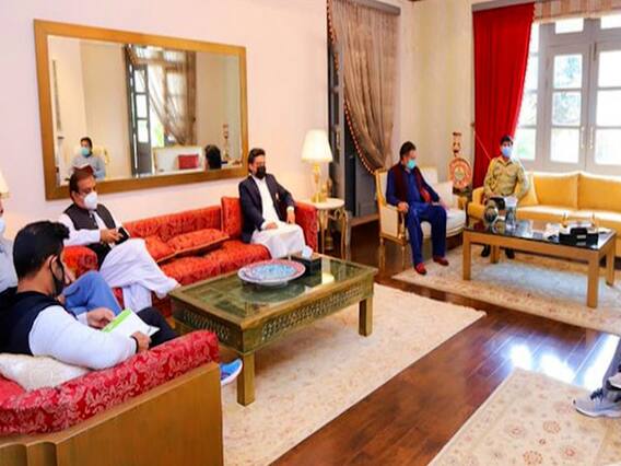 Pakistan: कोरोना पॉजिटिव होने के बाद भी PM Imran Khan ने लोगों को बुलाकर की मीटिंग, हो रही फजीहत