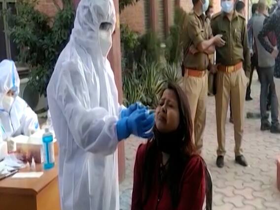 Maharashtra : तेजी से पैर पसारते Corona से बेखौफ लोग, Mumbai के मार्केट में लोगों की भारी भीड़