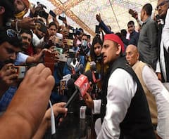 सपा के लोग पत्रकारों को 'पीट' रहे थे और अखिलेश यादव देख रहे थे ? | Moradabad | Mudde Ki Baat 